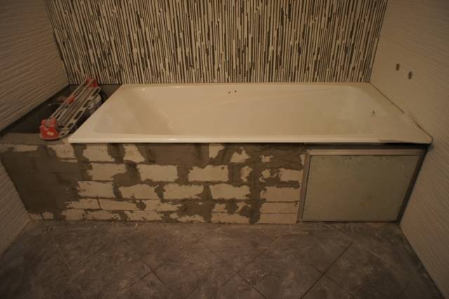 Pare-baignoire avec étagères et tiroirs en forme de meuble