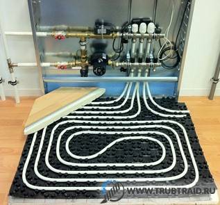 Pose des tuyaux de chauffage au sol : pose + comment choisir une étape et faire un circuit moins cher