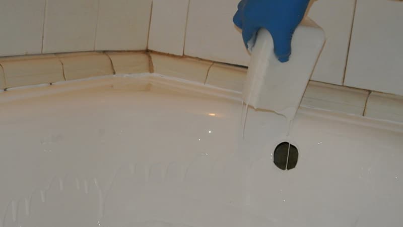 Restaurer soi-même l'émail de la baignoire : acrylique ou époxy ?