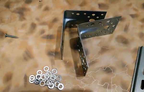 Comment faire un support TV de vos propres mains: options maison populaires