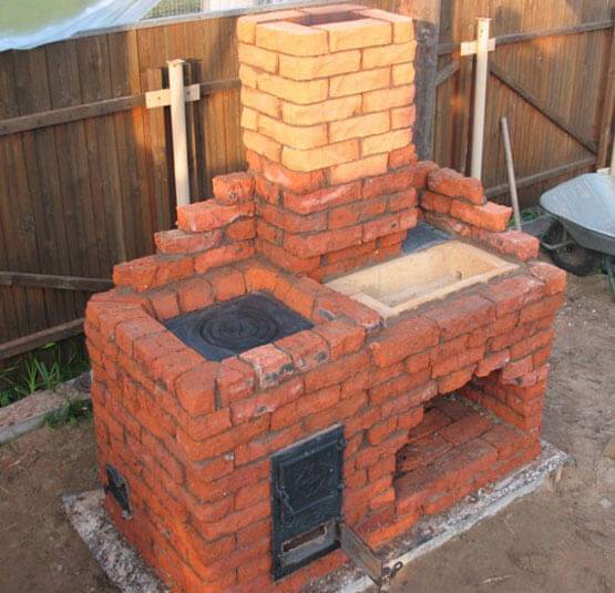 Mini poêle russe à faire soi-même: spécificités et commandes pour la construction d'un poêle compact