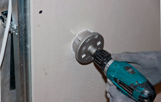 3 façons de déplacer soigneusement l'interrupteur d'éclairage vers un endroit pratique sans fermeture