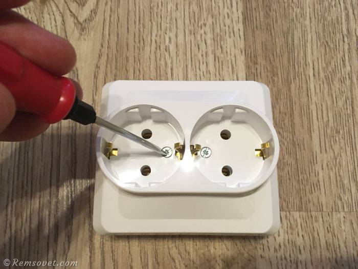 Comment connecter une prise double : installer une prise double dans une prise