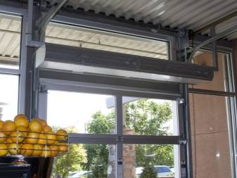 Sélection et installation d'un rideau thermique sur la porte d'entrée