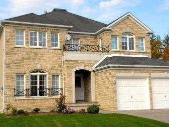 Comment recouvrir une maison en bois de l'extérieur: les meilleurs types de matériaux et leurs technologies d'installation