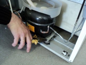 Pourquoi le réfrigérateur s'allume et s'éteint après quelques secondes : causes et solutions