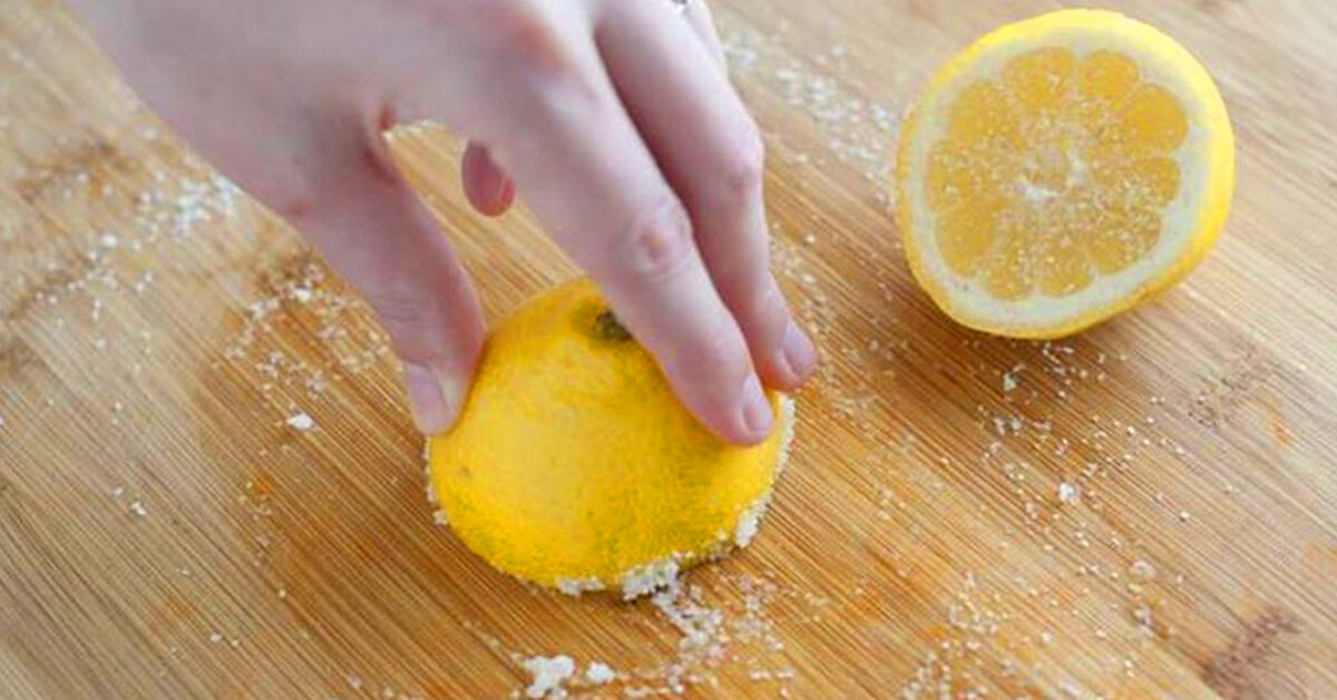 Nettoyer le four avec de l'acide citrique et du citron de la graisse et de la suie