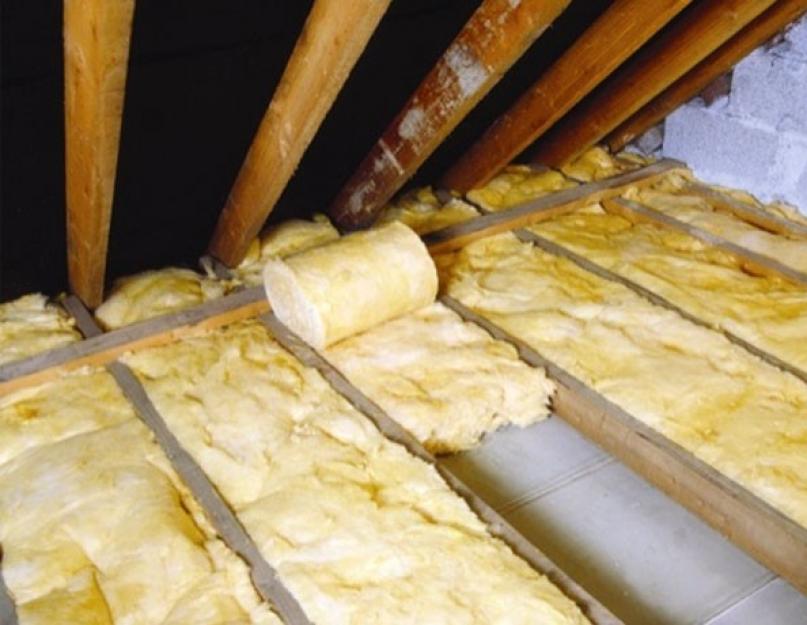 Comment bien isoler le plafond sous une toiture froide