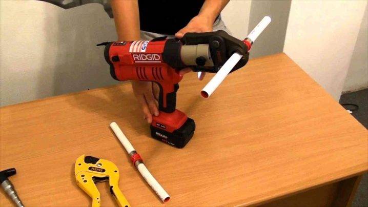 Comment travailler avec des tuyaux multicouches: un aperçu des méthodes de connexion et des méthodes de pliage