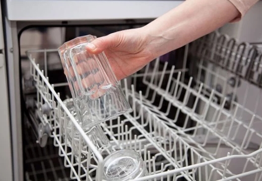 Plaque blanche dans le lave-vaisselle - pourquoi semble-t-il comment l'éliminer