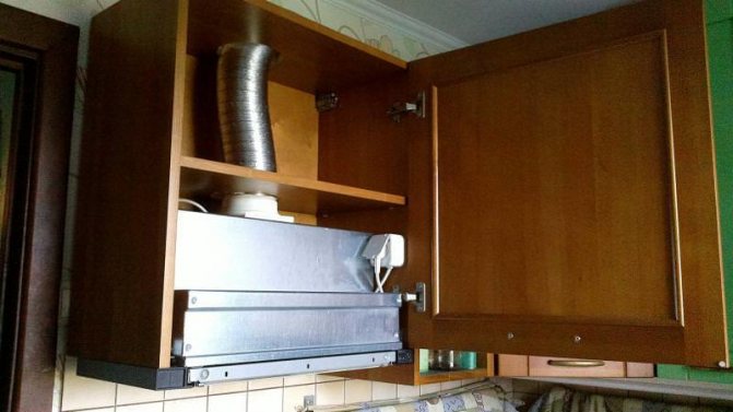 Hauteur d'installation de la hotte au-dessus de la cuisinière à gaz et électrique : normes généralement acceptées