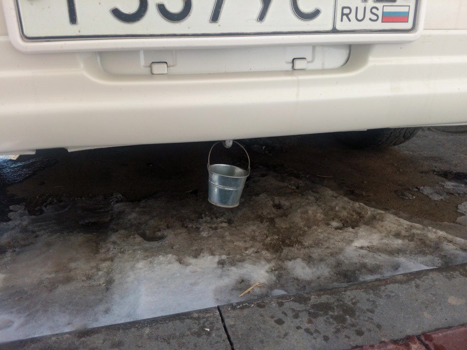 Pourquoi ils accrochent un seau sur une voiture - portail automobile automotogid