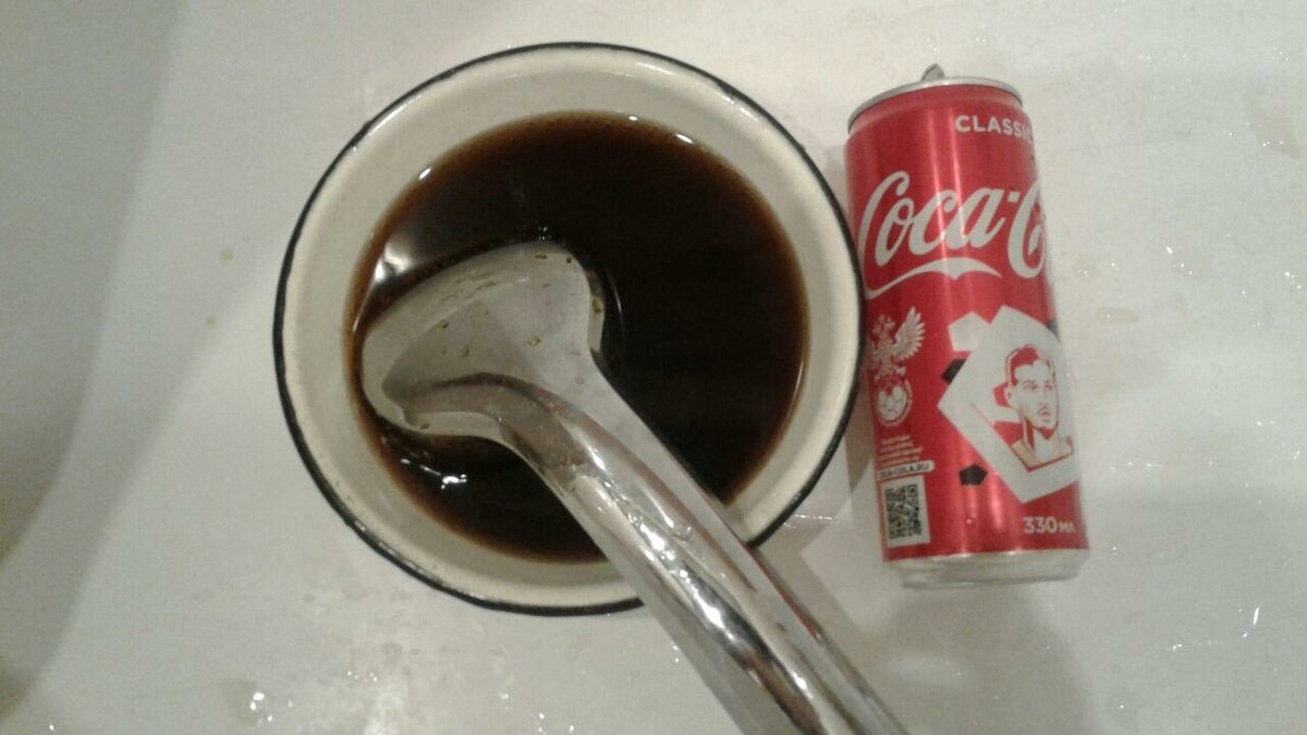 Que peut-on laver avec Coca-Cola - nous nettoyons les pièces de monnaie, le bain, les tuyaux, l'argent