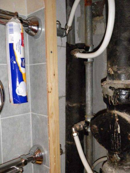 Comment connecter un sèche-serviettes à la colonne montante ECS et au circuit de chauffage de vos propres mains