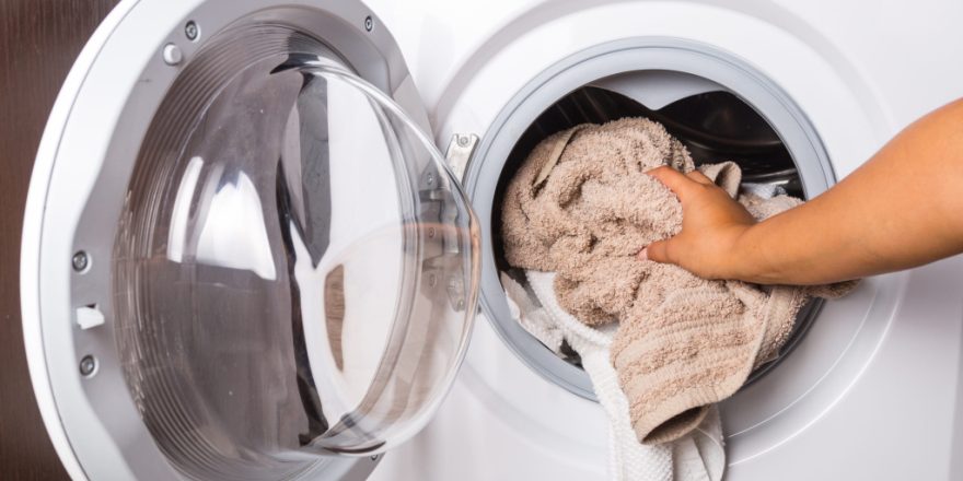 Aspirine pour blanchir les vêtements blancs lors du lavage à la maison