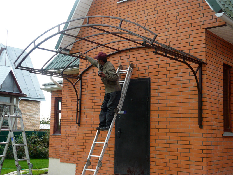 Visière pour le climatiseur: options pour protéger l'unité extérieure + aménager un auvent