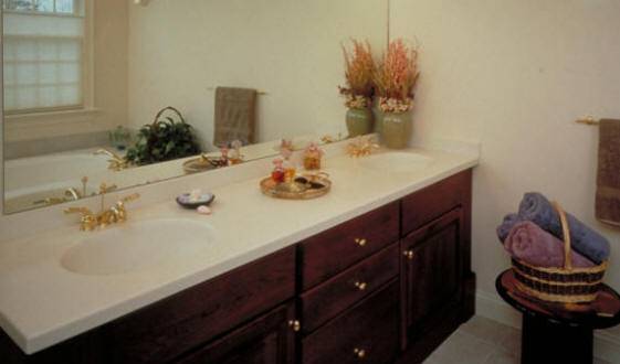 Comment utiliser efficacement les espaces étroits entre les meubles dans la cuisine ou la salle de bain