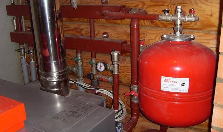 Installation et raccordement d'un vase d'expansion dans les versions ouvertes et fermées des systèmes de chauffage