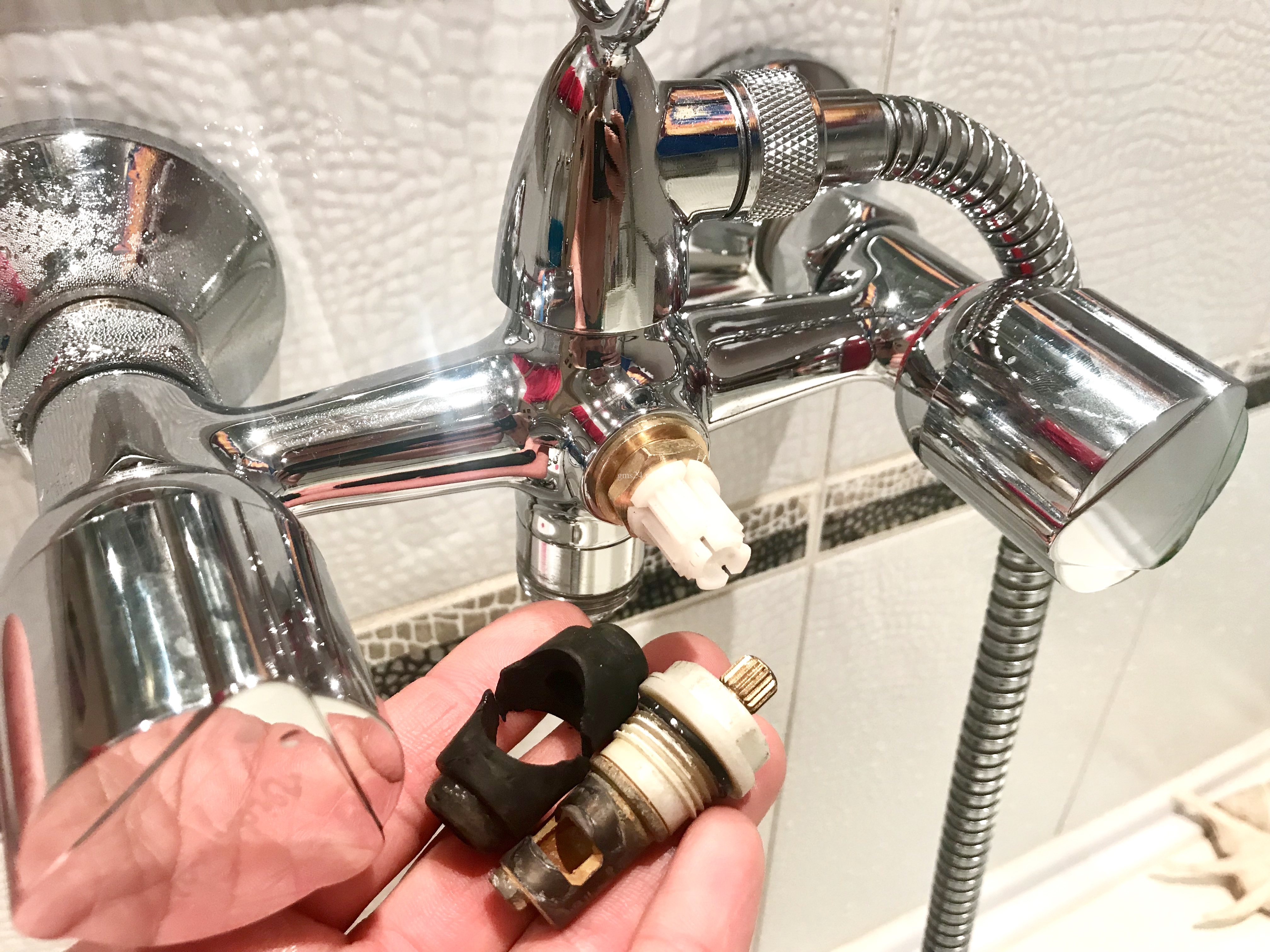 Installer un robinet dans la salle de bain : appareil et guide d'installation étape par étape