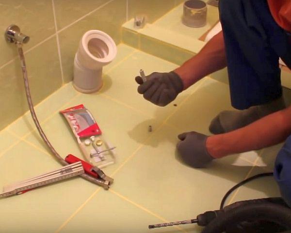 Installation de toilettes à faire soi-même : comment installer et raccorder une cuvette de toilettes
