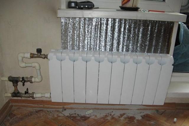 5 schémas de chauffage avec chauffage au sol et radiateurs dans une maison particulière