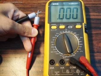 Comment vérifier la tension dans une prise avec un multimètre: règles de mesure