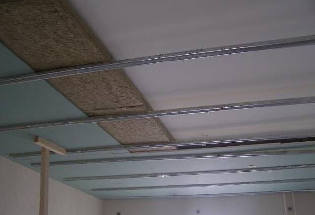 Insonoriser le plafond d'un appartement sous plafond tendu: comment bien équiper l'insonorisation