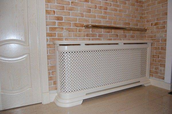 Comment cacher les tuyaux dans la salle de bain: un aperçu des meilleures façons de masquer le pipeline