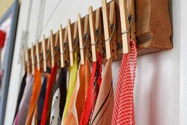 Comment améliorer les cintres dans le placard pour que certaines choses n'en tombent pas