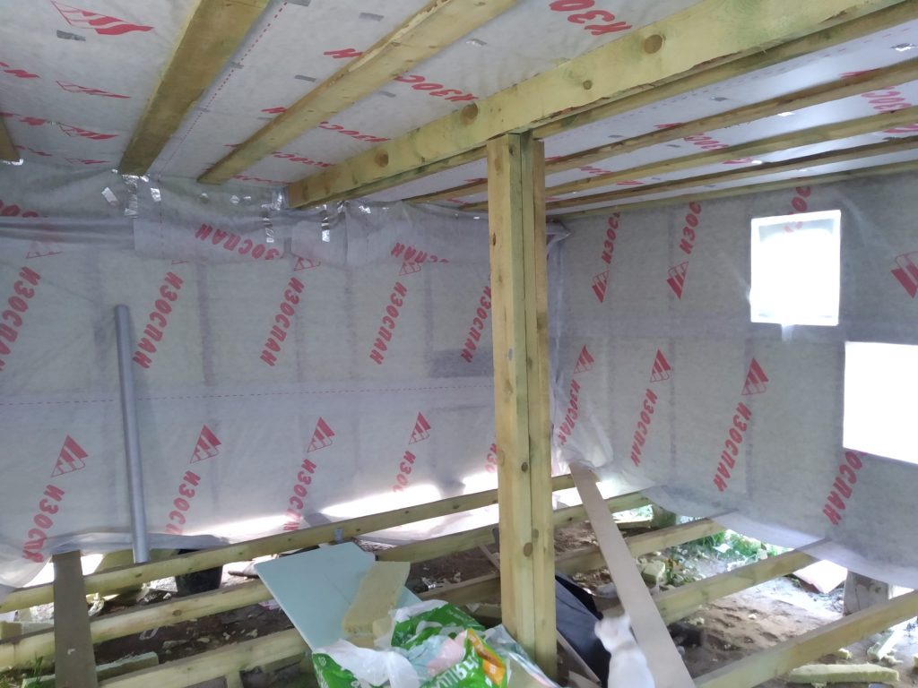 Comment isoler un poulailler pour l'hiver de vos propres mains avec des photos et des vidéos