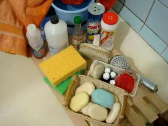 Comment pouvez-vous nettoyer un bain acrylique à la maison