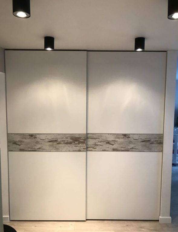 5 façons de sélectionner avec succès des meubles pour agrandir visuellement le couloir