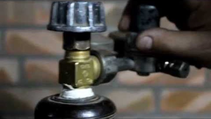 Comment dévisser la valve d'une bouteille de gaz : instructions étape par étape