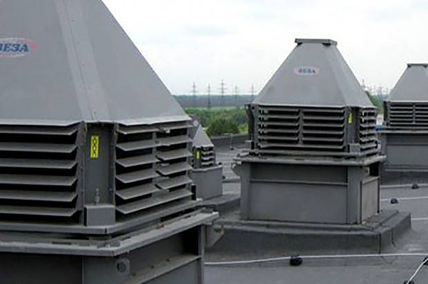Installation de ventilateurs sur le toit: caractéristiques d'installation et de fixation des ventilateurs de toit