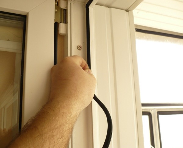 Isolation efficace d'une porte en bois en 3 étapes