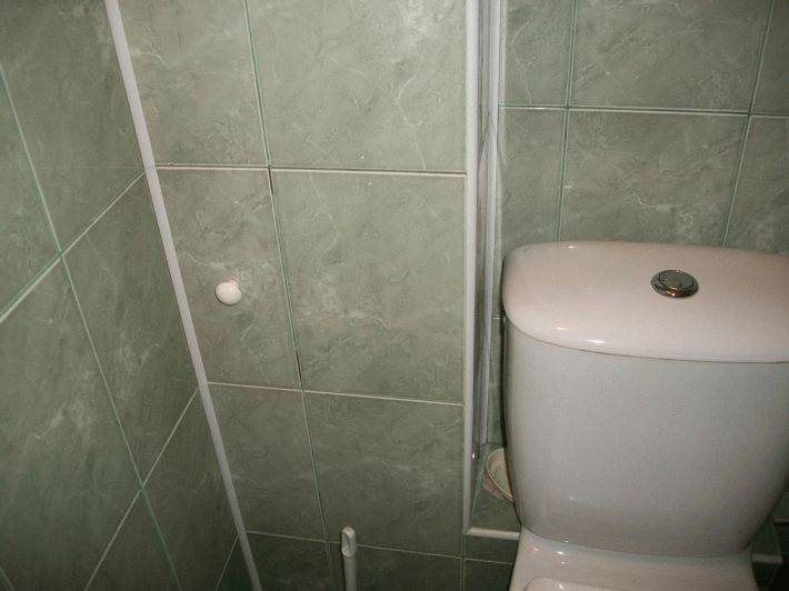 Comment organiser une boîte à tuyaux dans les toilettes: un aperçu des meilleures façons de dissimuler le pipeline