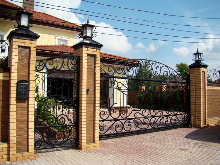 Types de portails pour une maison privée: nuances de choix + étapes d'installation à faire soi-même