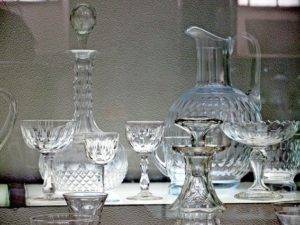 Qu'est-ce qui peut et ne peut pas être lavé au lave-vaisselle: caractéristiques du lavage de la vaisselle à partir de différents matériaux