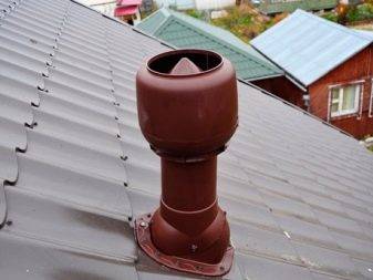 Tuyaux de ventilation sur le toit de la maison : aménager la sortie du tuyau d'échappement à travers le toit