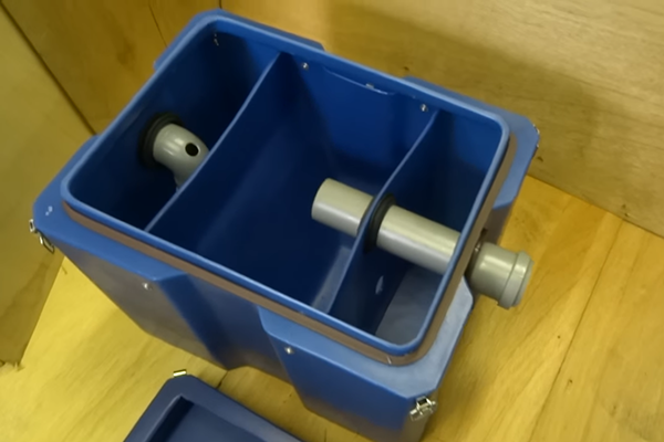 Bacs à graisse d'égout : types, règles de sélection + procédure d'installation