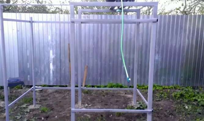 Construction d'une cabine de douche en bois pour une résidence d'été: instructions pas à pas tirées de l'expérience personnelle