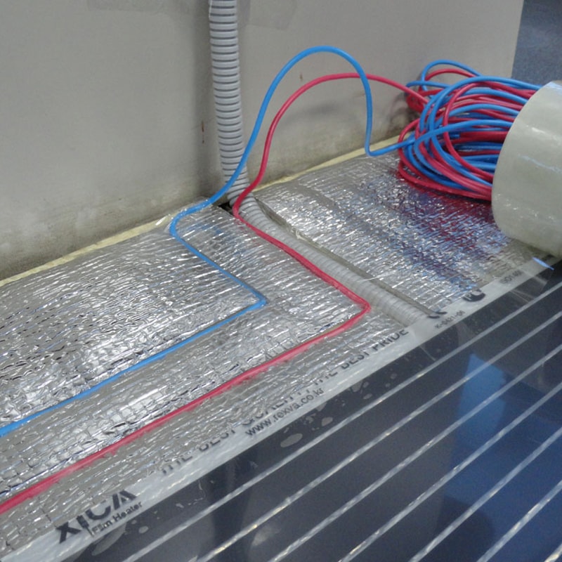 Installation à faire soi-même d'un plancher chauffant infrarouge sous un carrelage: règles de pose d'un film ou d'un équipement infrarouge pour une maison ou un appartement, conseils pour choisir et utiliser