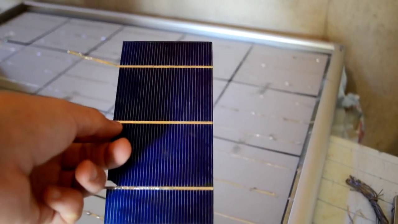 Schéma de connexion des panneaux solaires : au contrôleur, à la batterie et aux systèmes entretenus