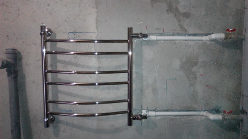 Schéma de raccordement d'un radiateur sèche-serviettes à une colonne montante d'eau chaude - laquelle choisir parmi celles proposées ?