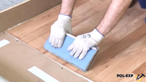 Chauffage au sol sous linoléum sur parquet : notice de pose étape par étape