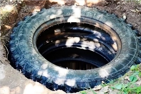 Construction d'un cloaque à partir de pneus