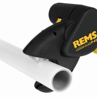 Coupe-tube pour tuyaux en plastique : choix du meilleur modèle + mode d'emploi