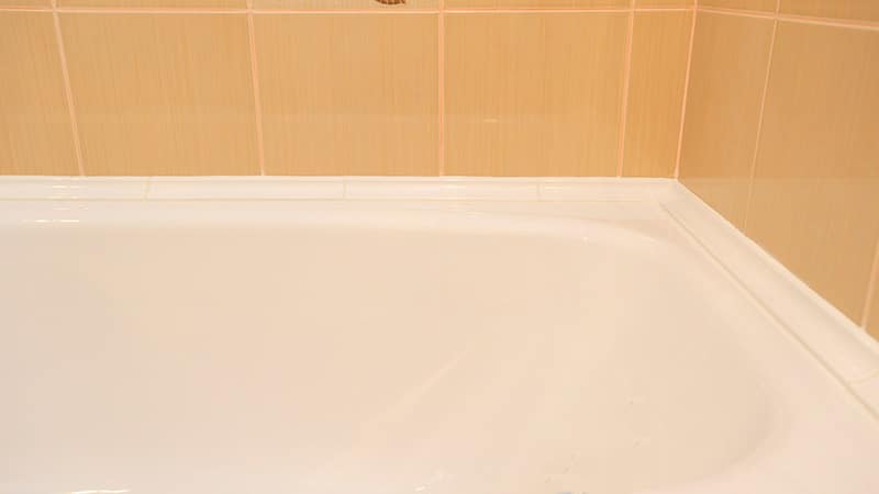 10 façons de bien sceller le joint entre la salle de bain et le mur