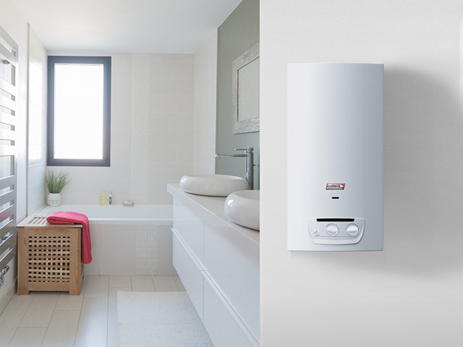 Chaudière à gaz à circuit unique avec chaudière à chauffage indirect: raccordement de la structure murale à la colonne, le processus de tuyauterie