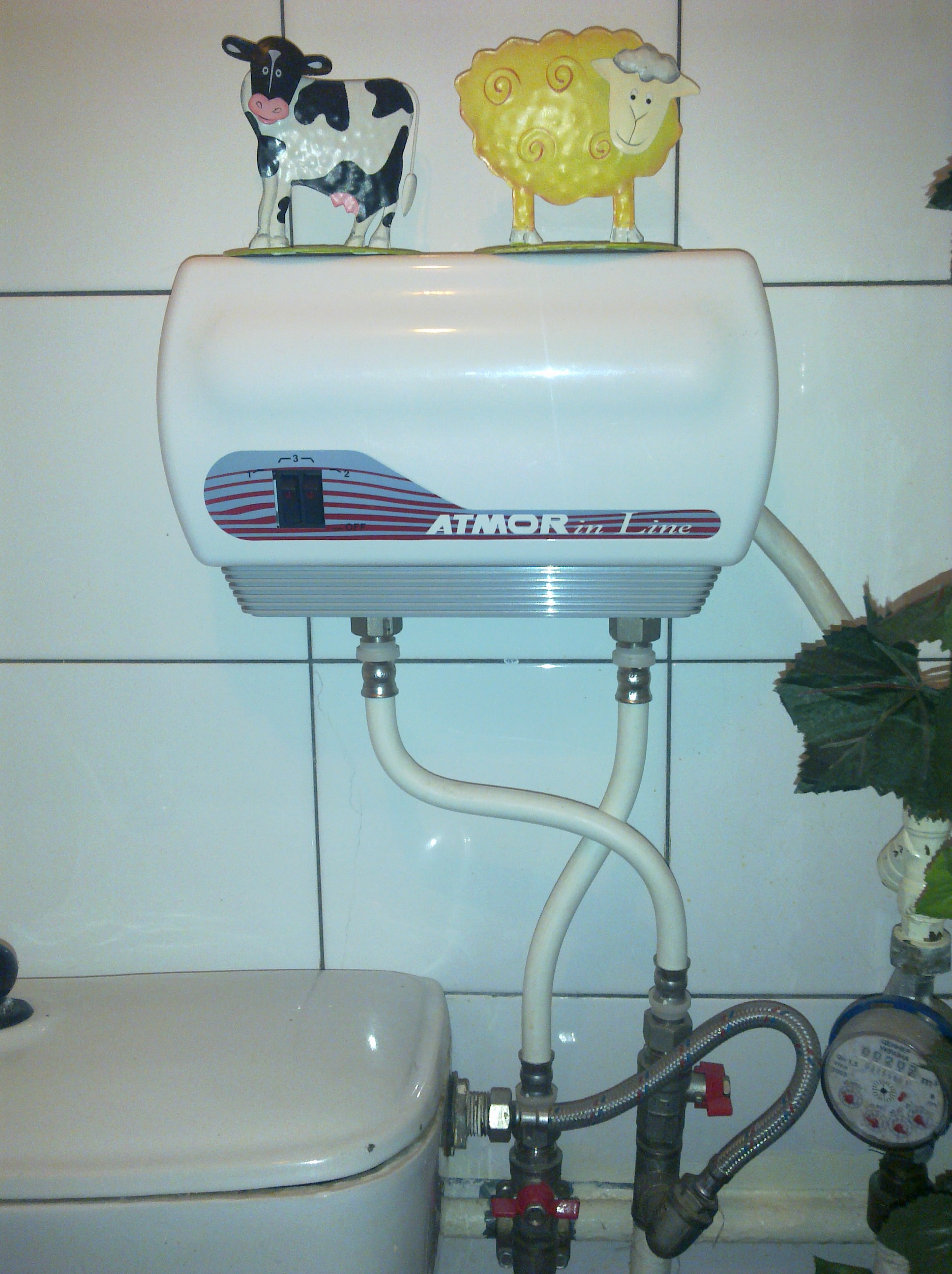 Installation à faire soi-même d'un chauffe-eau à accumulation : guide étape par étape + normes techniques